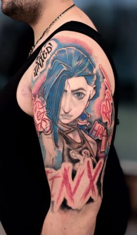 „Realistic Color Tattoo von Jinx aus League of Legends auf dem Oberarm – gestochen von Dennis bei Bonaparte Tattoo Biblis